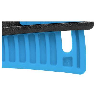 Un détail d'une surface plastique nervurée bleue avec un angle droit et une encoche sur le bord noir.