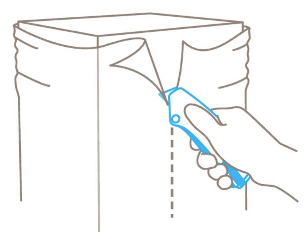 Une main tient un cutter bleu et coupe le long d'une ligne pointillée pour ouvrir le couvercle d'un carton rectangulaire.