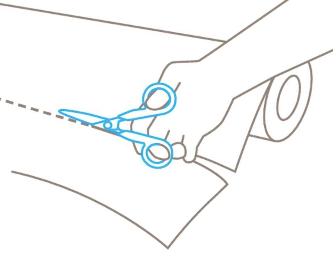 Une main coupe le long d'une ligne pointillée sur du papier avec des ciseaux bleus.
