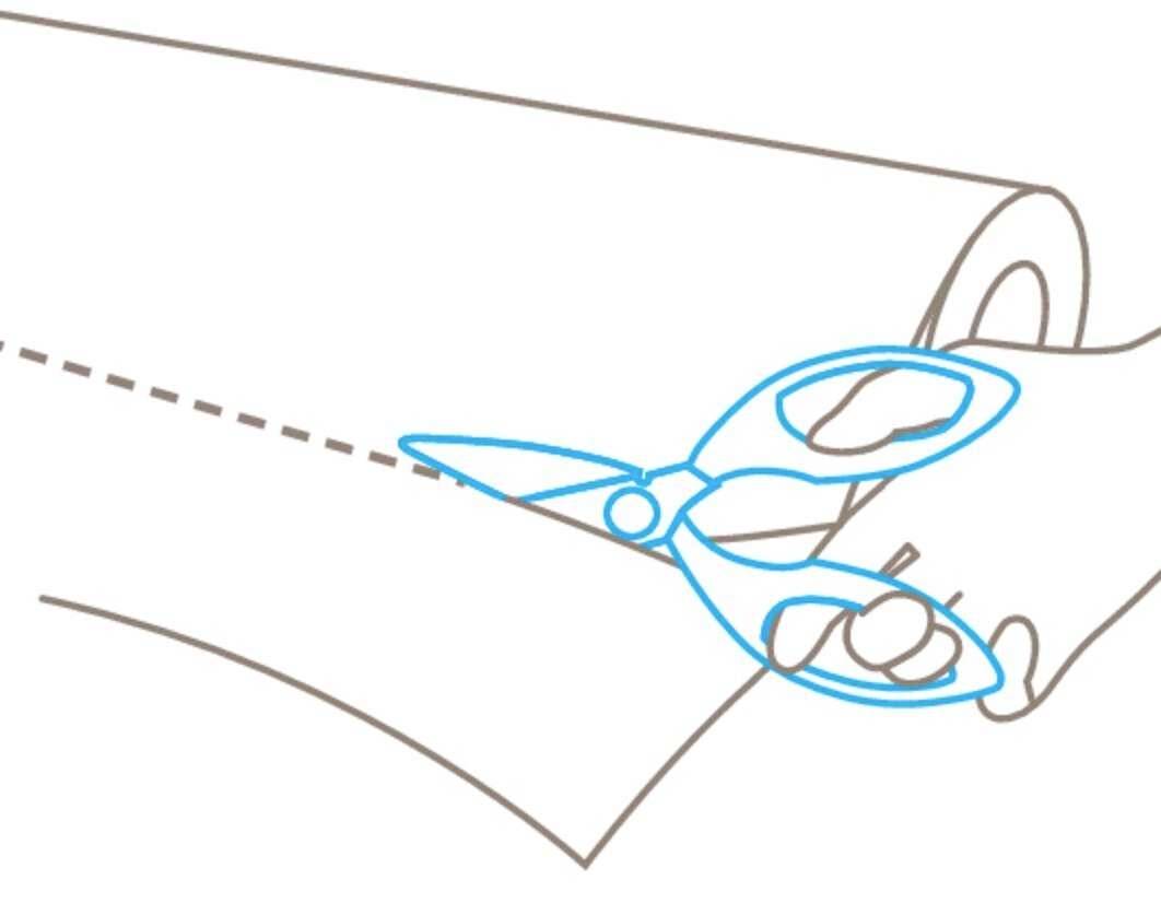 Ciseaux coupant le long de la ligne pointillée sur un rouleau de papier.
