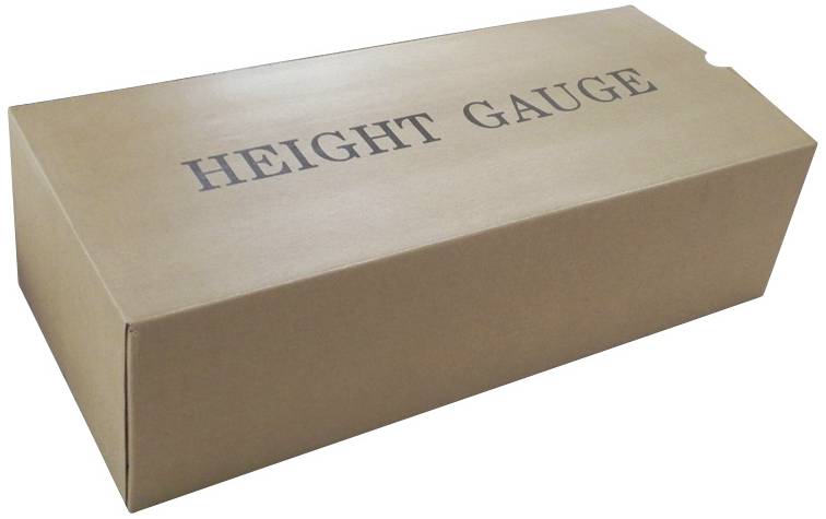 Boîte en carton portant l'inscription 'HEIGHT GAUGE', probablement destinée à un instrument de mesure de hauteur.