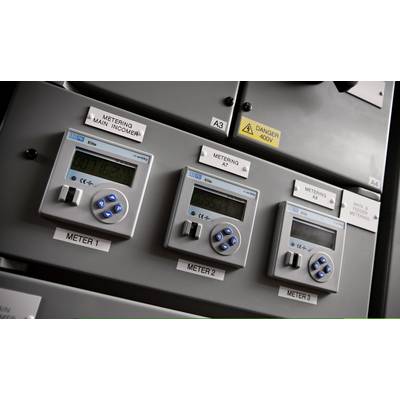 Trois compteurs électroniques numériques sur un tableau de distribution gris, avec le texte 'Alimentation principale de comptage' et l'avertissement 'Danger 400V'.