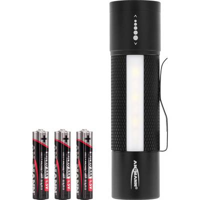 Lampe de poche LED noire avec surface de poignée latérale. À côté, trois piles AA sont disposées verticalement.