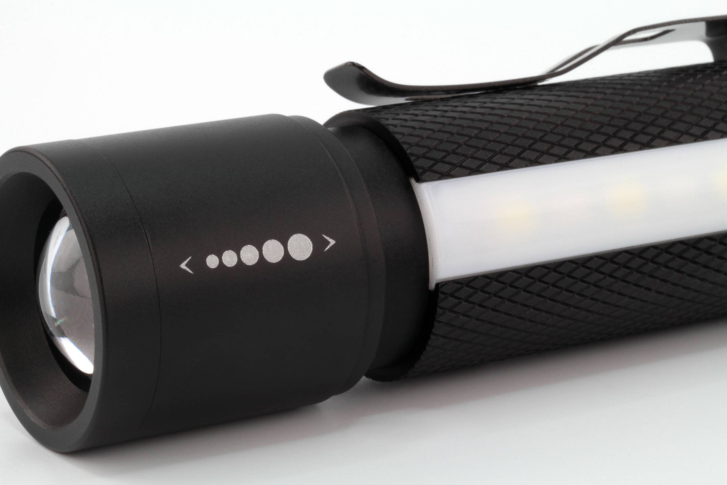 Lampe de poche noire avec éclairage latéral et clip, sur fond blanc.