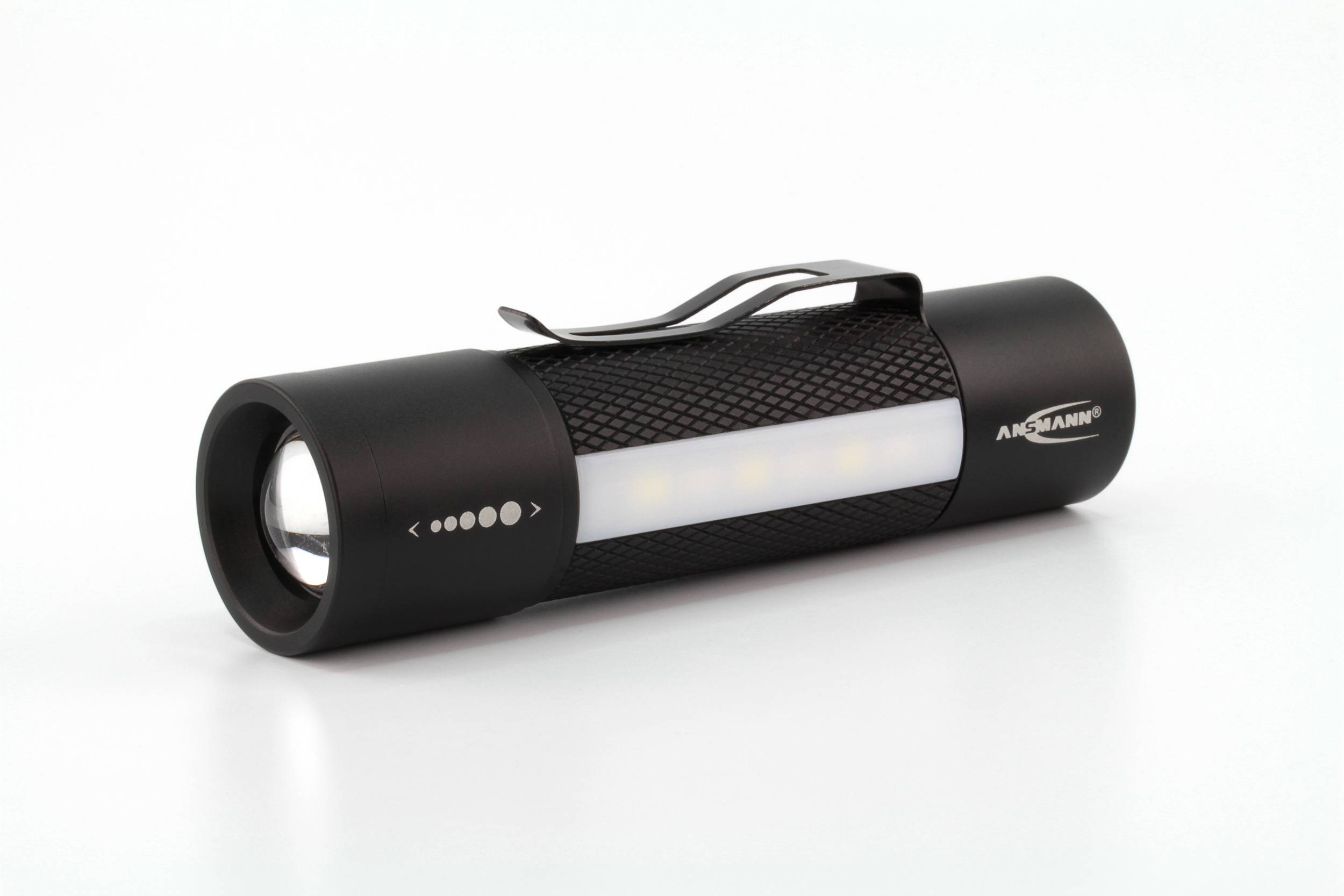 Lampe de poche portable noir avec clip et LEDs, conçue pour la mobilité et un éclairage polyvalent.