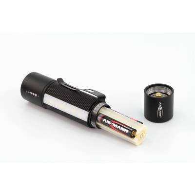 Une lampe de poche noire avec son couvercle de compartiment à piles retiré montre une pile AA insérée. Le compartiment à piles est partiellement visible.