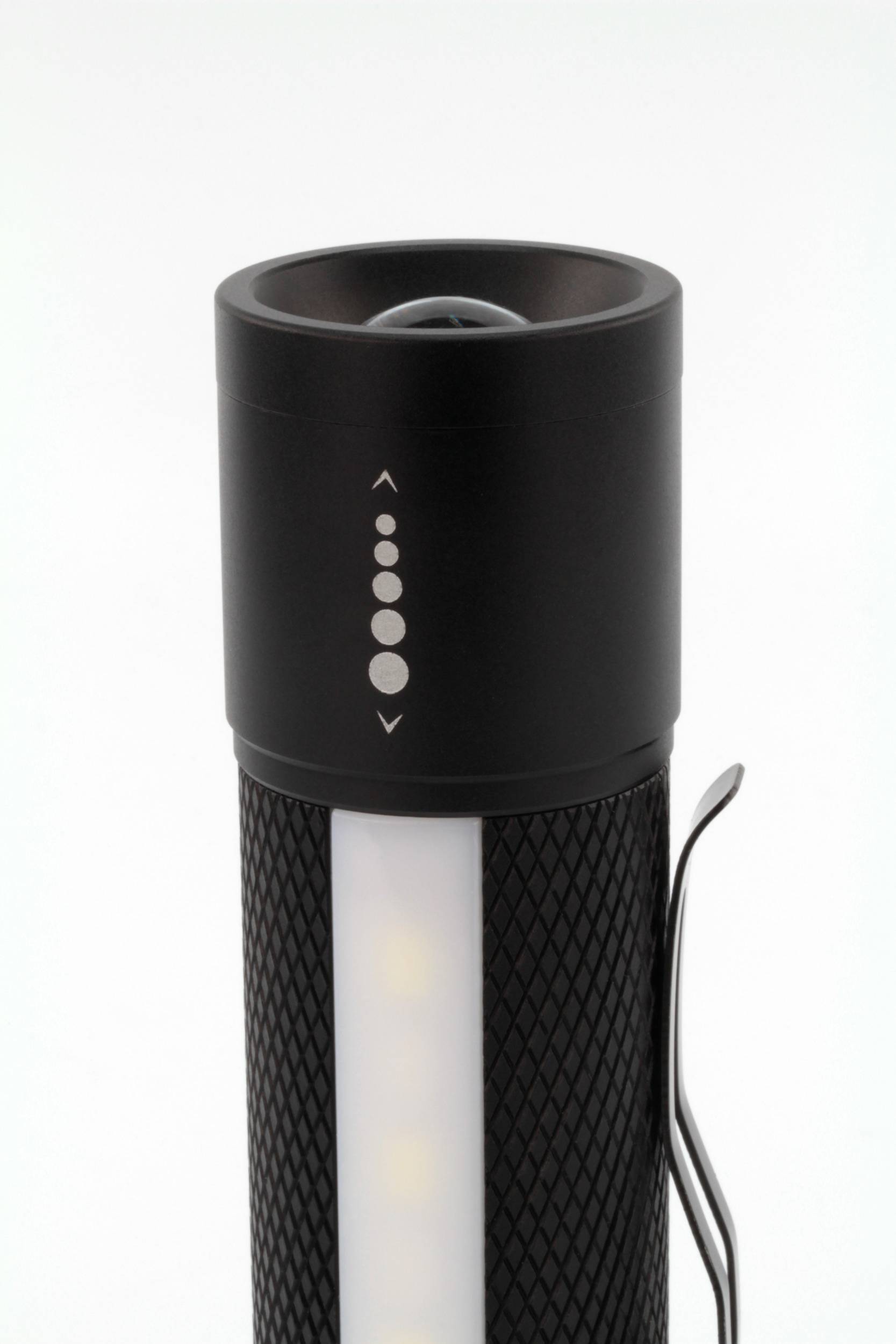 Lampe de poche noir et blanc avec interrupteur saillant et indicateur lumineux, rainurage vertical pour une meilleure prise en main.