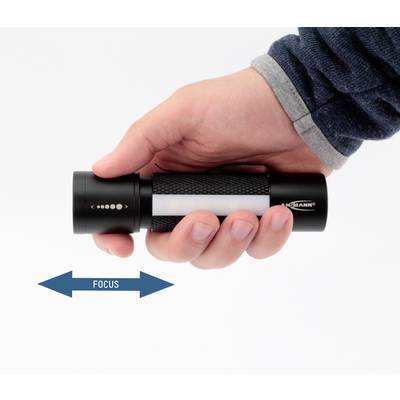 Une main tient une lampe de poche. Une double flèche bleue en dessous indique la direction de mise au point de la lampe, accompagnée du mot 'FOCUS'.