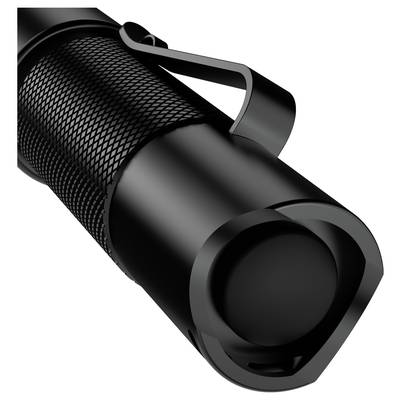 Lampe de poche noire avec poignée texturée et clip, montrant l'avant avec interrupteur marche/arrêt et surface réfléchissante.