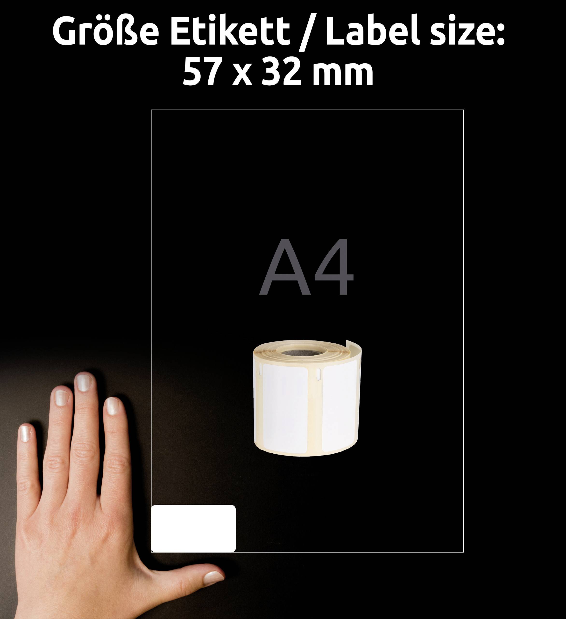 Rouleau d'étiquettes sur fond noir. Texte en haut : « Taille de l'étiquette / Label size: 57 x 32 mm ». Une main montre une comparaison de taille.