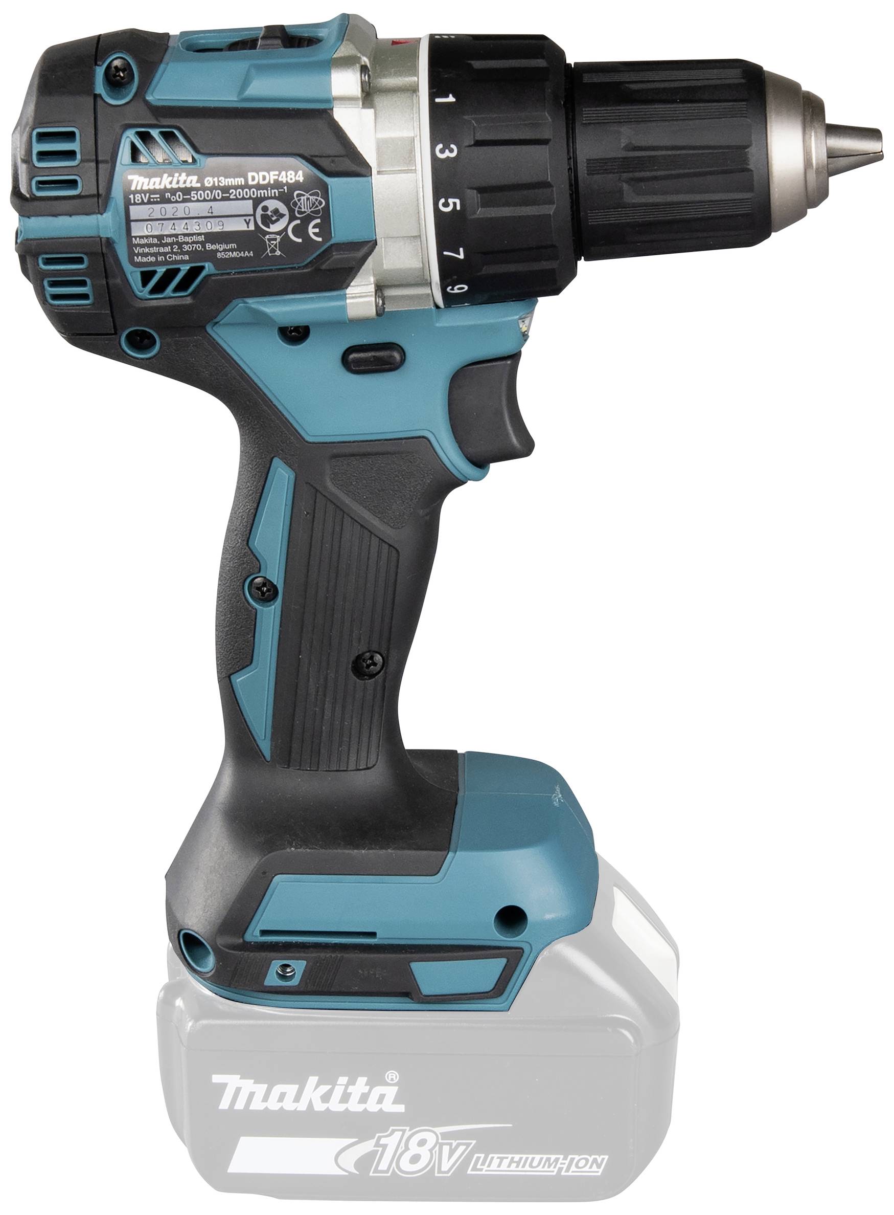 Perceuse d'un côté, marque Makita, de couleur bleue et noire, batterie lithium-ion 18V fixée en dessous.