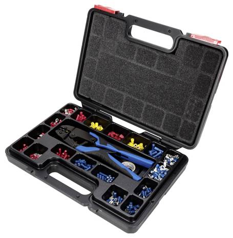 Une trousse d'outils organisée avec un outil de sertissage et différents connecteurs de couleur dans un boîtier noir.