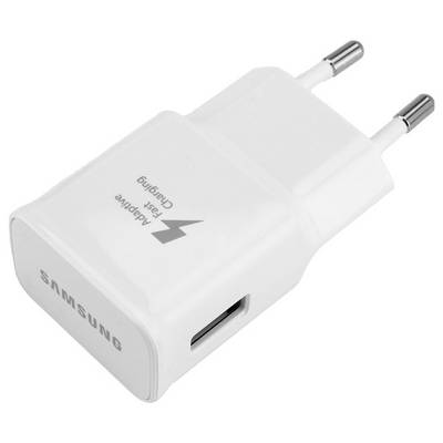 Un adaptateur de chargement rapide adaptatif Samsung blanc avec un port USB et une prise deux broches.