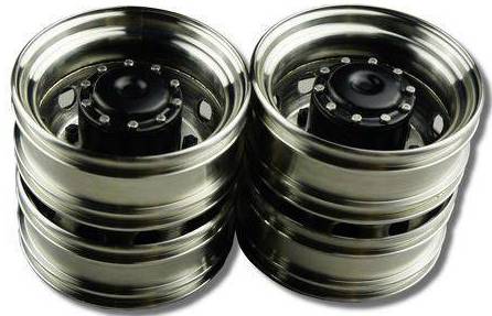 Deux jantes en métal brillantes et empilées, dressées côte à côte. Elles ont une surface polie avec des vis apparentes.