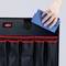 Une main place un chiffon en microfibre bleu dans un sac à outils noir avec des accents rouges. Le logo de Knipex est visible.