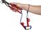 'Une main tient une pince KNIPEX avec un câble de sécurité et un mousqueton.'