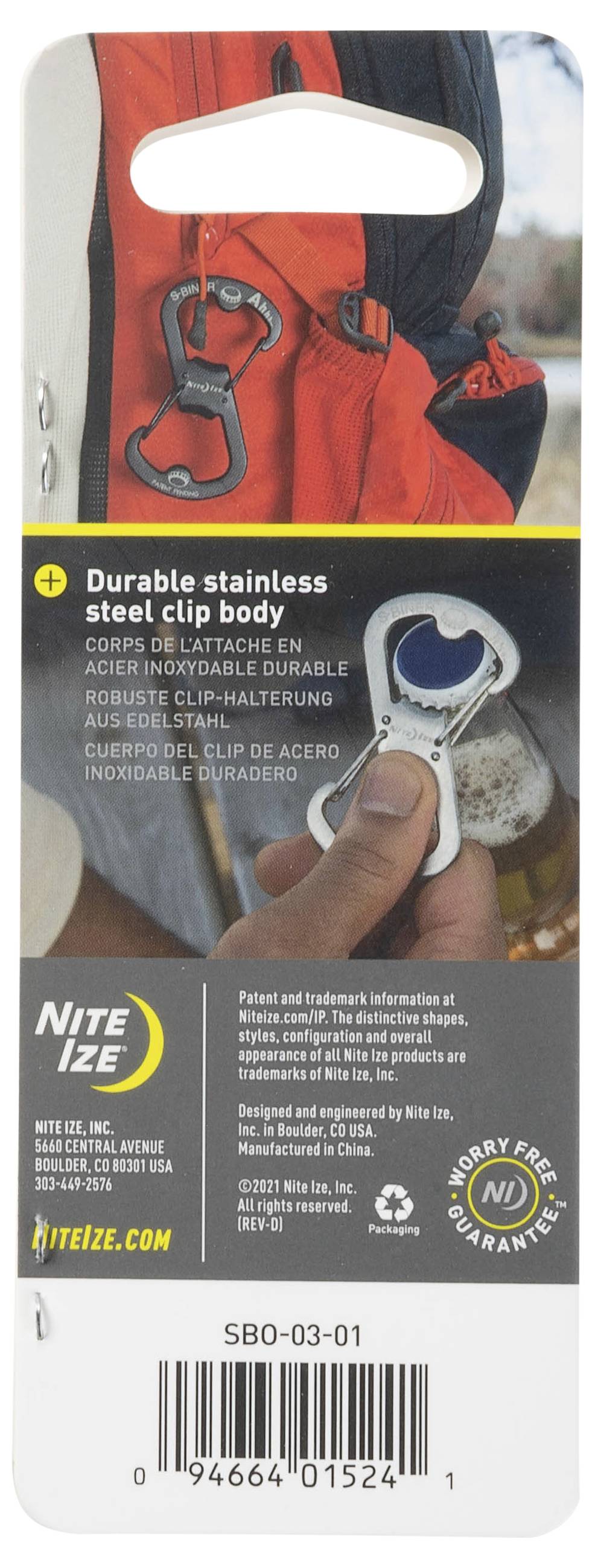 Clip de corps en acier inoxydable durable avec une image montrant le clip utilisé sur un sac à dos orange. Marque : Nite Ize.