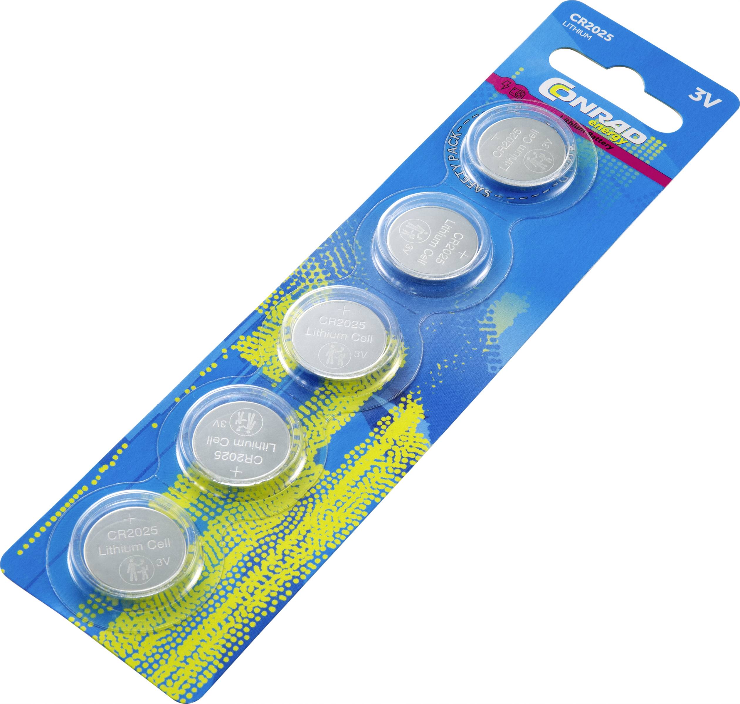 Blister de cinq piles bouton lithium CR2025 de Conrad, 3V, sur fond bleu.