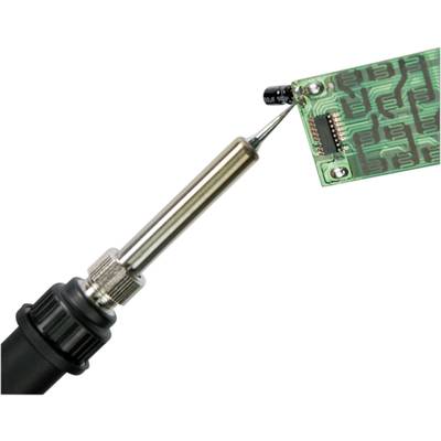 Un fer à souder touche une carte de circuit imprimé verte avec des composants électroniques.