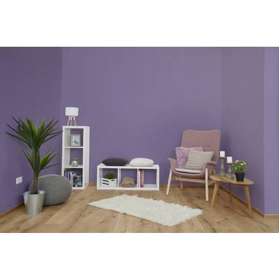 Salon douillet avec des murs violets, un fauteuil rose, une étagère blanche et une plante en pot. Design scandinave.