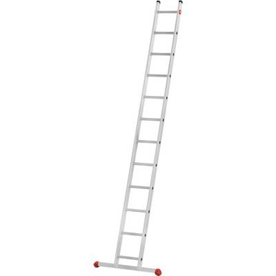 'Échelle en aluminium avec 12 échelons en position angulaire, adaptée aux travaux domestiques et de jardinage, équipée de pieds de sécurité rouges.'