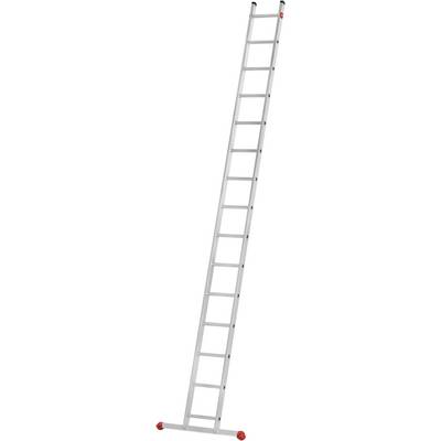 Une longue échelle inclinée en aluminium avec 13 échelons et des pieds rouges est représentée de profil.