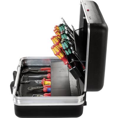 Une boîte à outils ouverte montre des tournevis et des pinces bien rangés. Le coffret est noir avec un bord argenté.