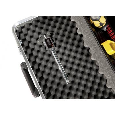 Un pied à coulisse numérique est posé dans un coffret rembourré de mousse. Des outils et d'autres objets sont visibles à côté.