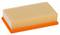 Filtre à air rectangulaire à plis blancs sur base orange, destiné à purifier l'air dans le compartiment moteur.