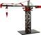 Une grue de modélisme avec un crochet rouge et des supports noirs illustre la structure et la fonction d'une véritable grue de construction.