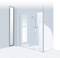 Espace douche moderne avec des panneaux de verre transparent, des robinetteries argentées et des murs carrelés bleu clair. Le sol est blanc, offrant un aspect épuré et lumineux.