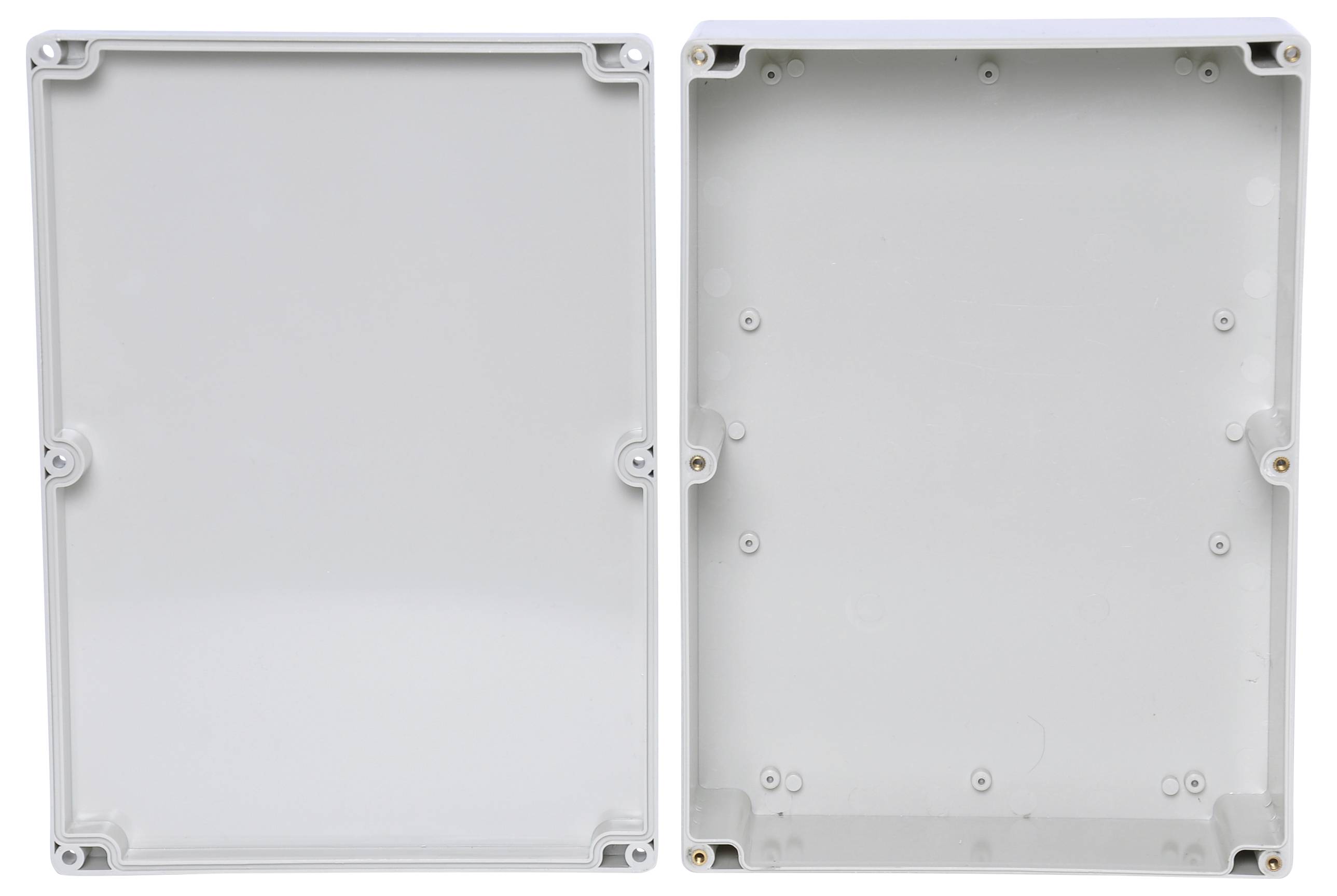 Un boîtier en plastique gris rectangulaire et ouvert, avec des trous de vis dans les coins, composé d'une partie supérieure et d'une partie inférieure.