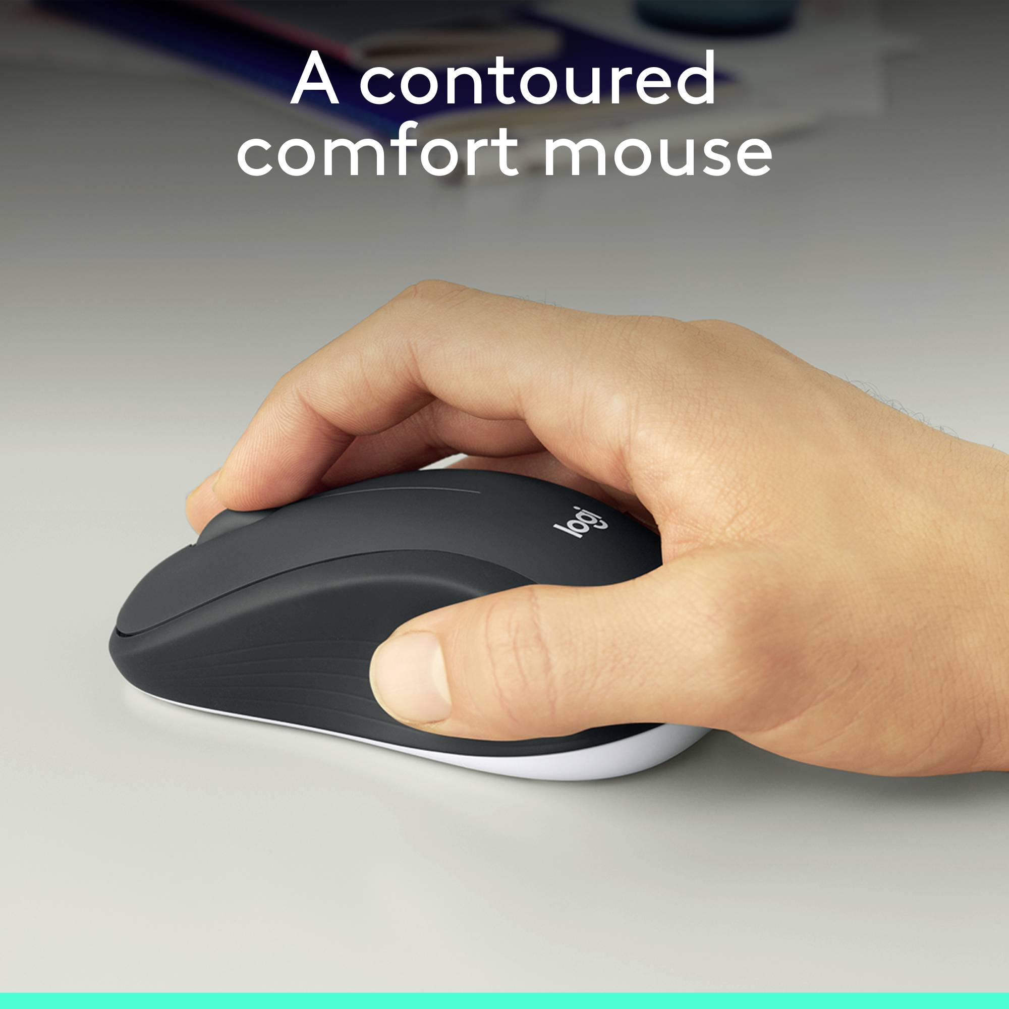 Une main tient une souris d'ordinateur sans fil à la forme ergonomique. Texte en haut : 'Souris de confort aux formes galbées'.