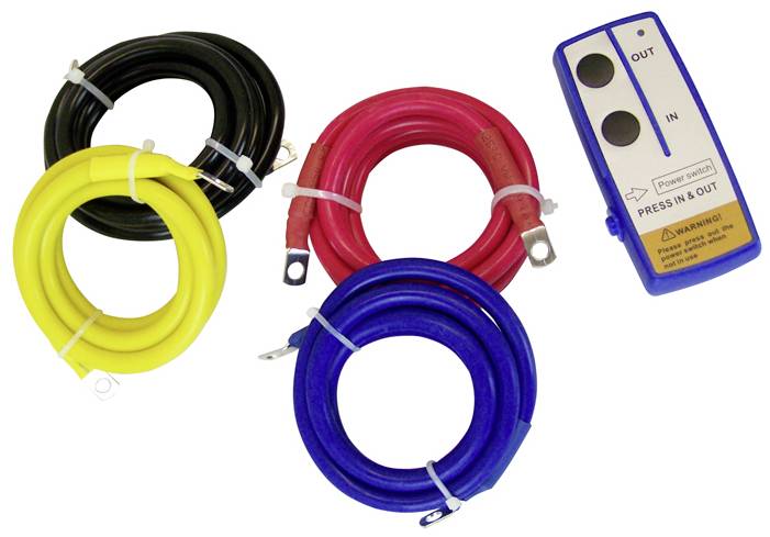 Quatre câbles en noir, jaune, rouge et bleu avec des œillets aux extrémités. À côté, une petite télécommande bleue avec des touches 'OUT' et 'IN'.