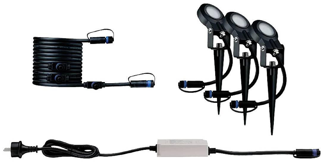 Trois lampes de jardin LED avec piquets de terre, reliées par des câbles et un adaptateur. Idéales pour l'éclairage des espaces extérieurs.