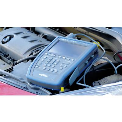 Un dispositif de diagnostic est connecté dans le compartiment moteur d'une voiture pour lire les données du véhicule et identifier d'éventuels problèmes.