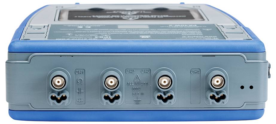 Un appareil médical bleu avec quatre ports de connexion sur le devant. Il est utilisé pour mesurer des signaux ou transmettre des données.