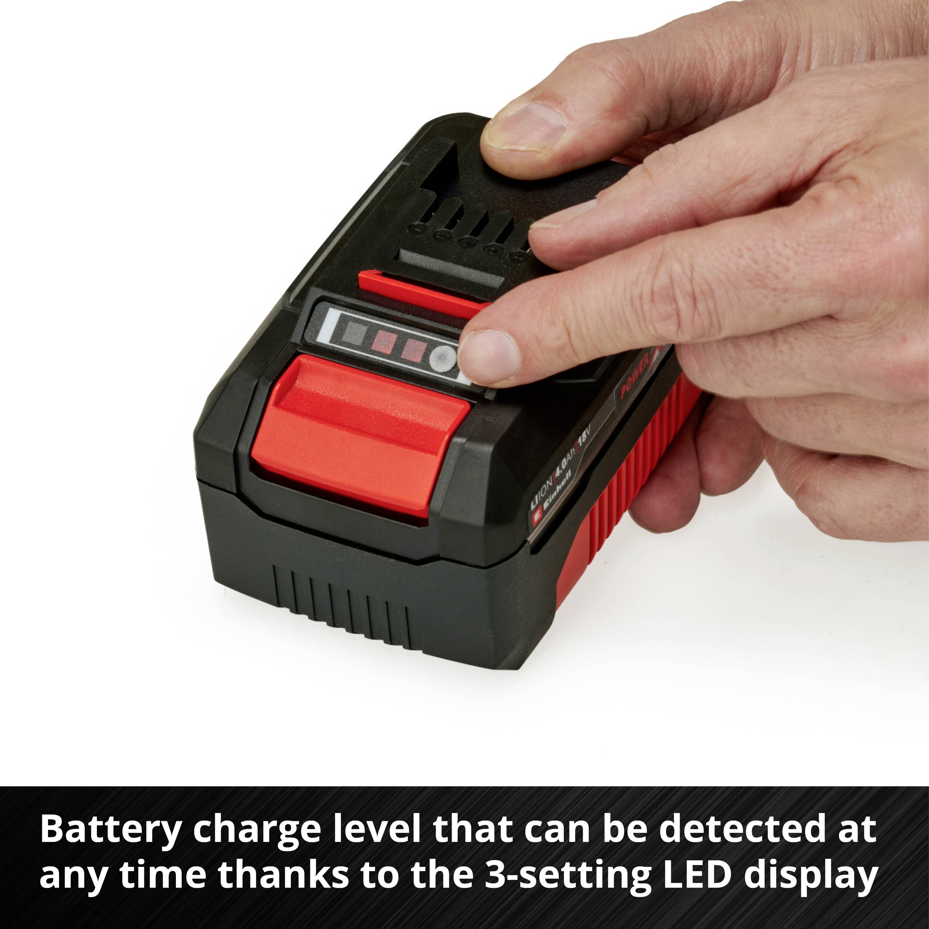 Une main tient un chargeur avec un indicateur LED qui affiche le niveau de charge de la batterie en trois étapes. Texte en bas : 'Niveau de batterie reconnaissable à tout moment'.