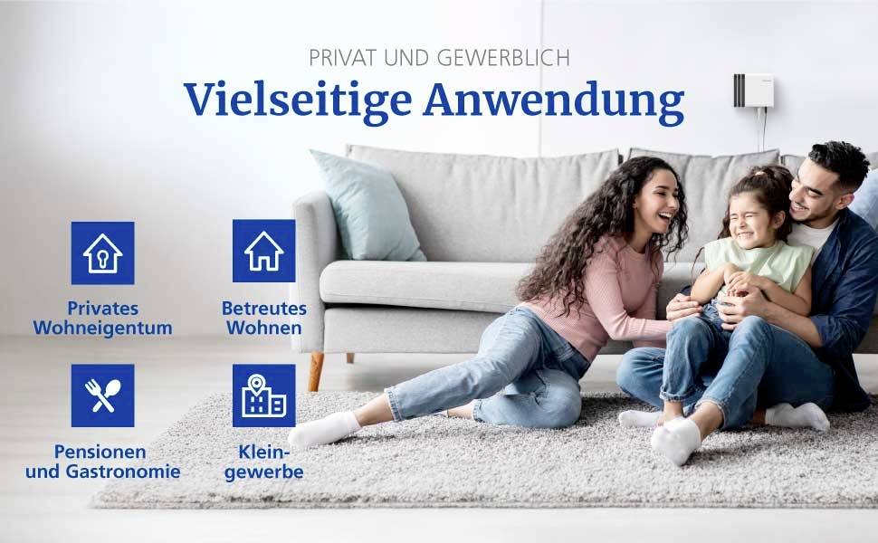 Une famille heureuse est assise sur le sol d'un salon, mettant en évidence des applications diverses : propriété privée, assistance à domicile, pensions/gastronomie et petites entreprises.