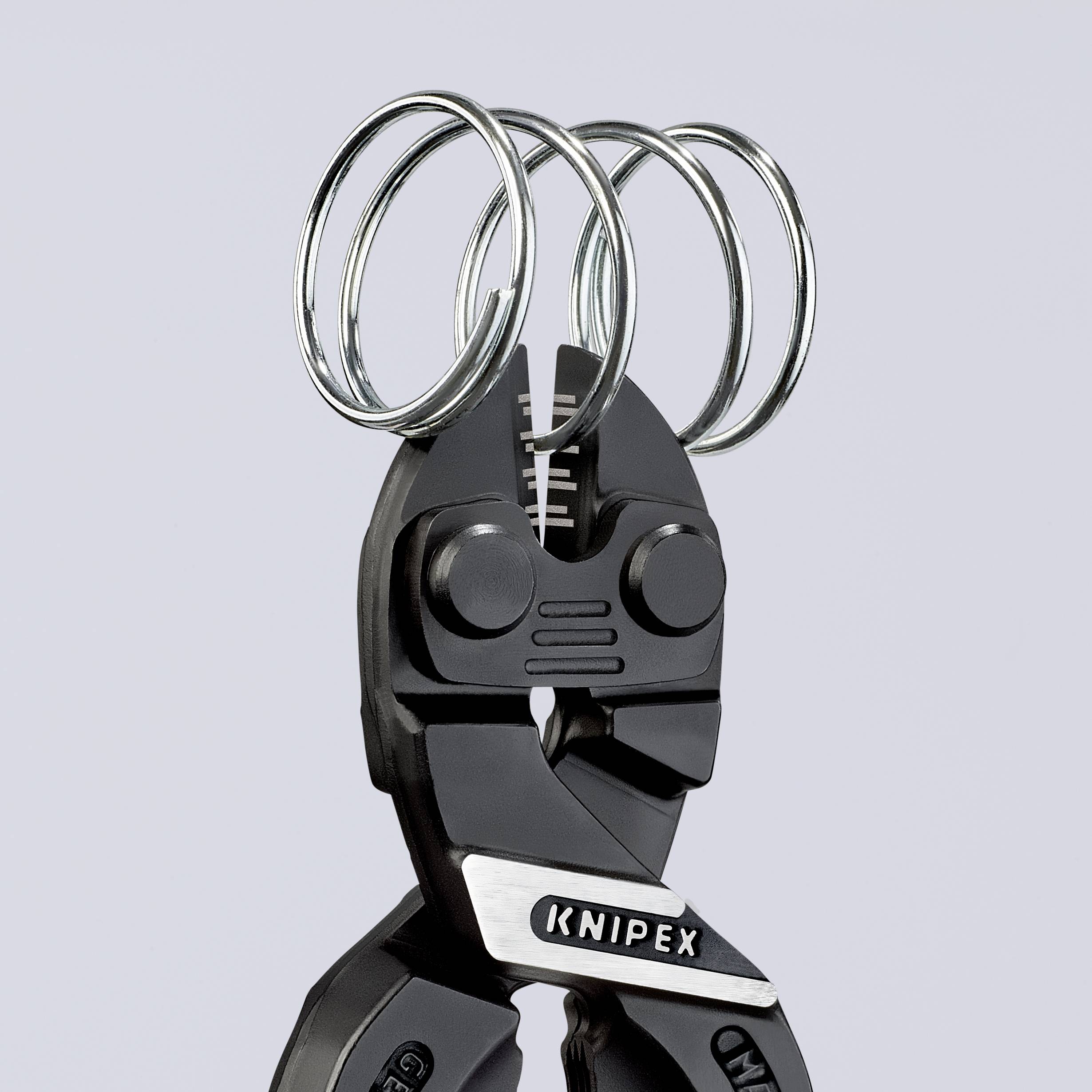 Pince Knipex ouverte, avec des bagues métalliques sur les poignées. Principalement noire, elle met en évidence les détails techniques de la pince.