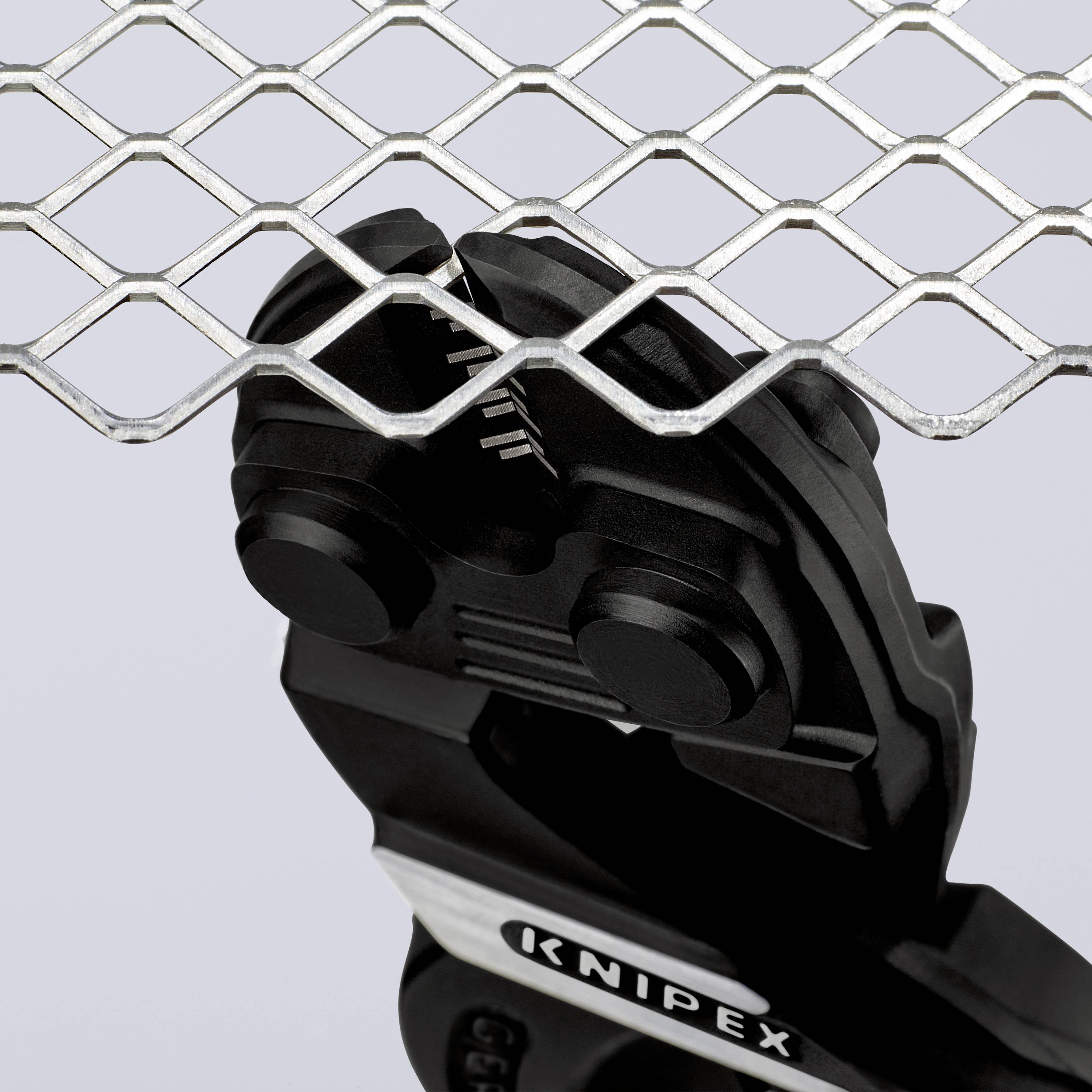 Une pince coupe précisément une grille métallique. Le logo KNIPEX est bien visible.
