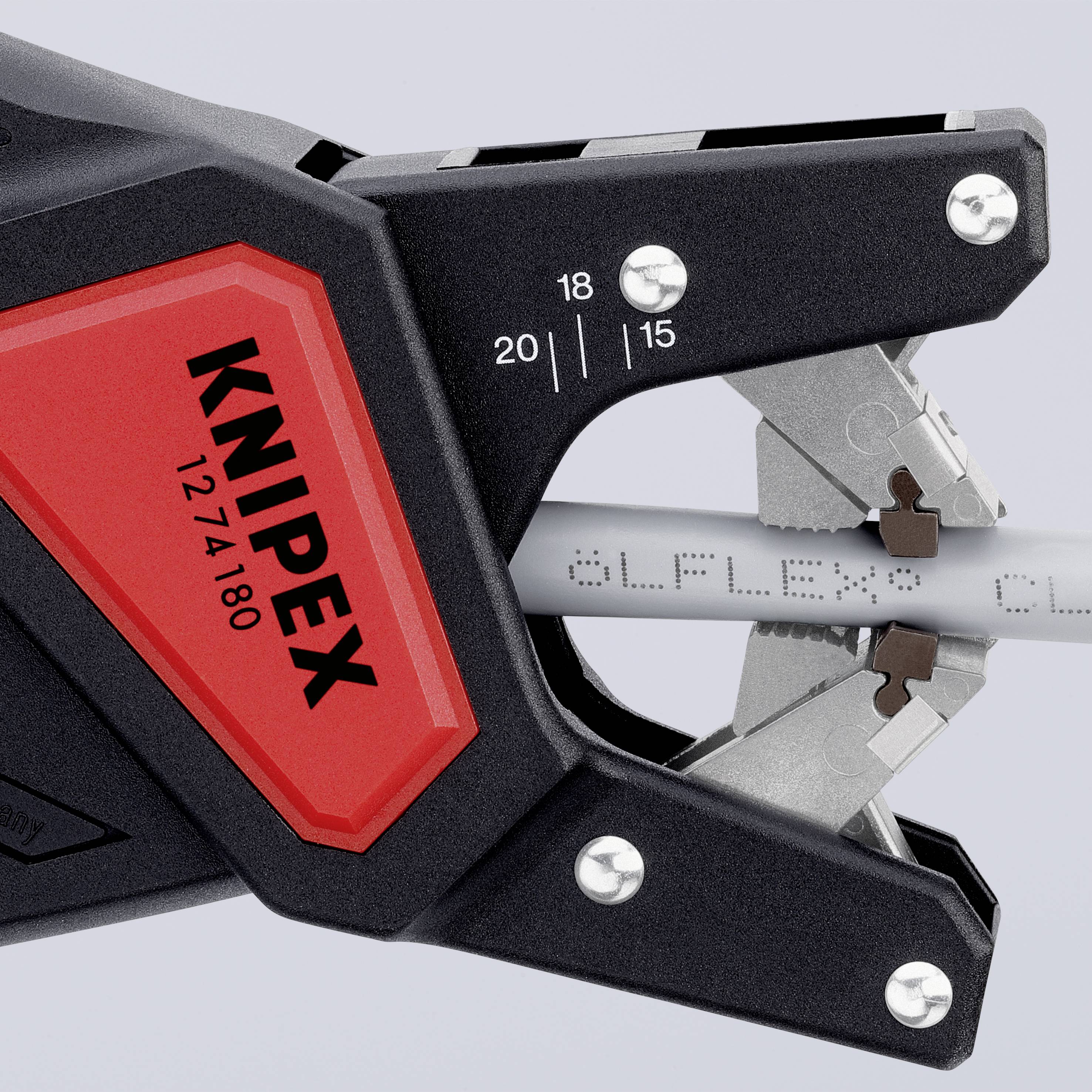 Une pince d'un fabricant nommé 'Knipex' qui dénude un câble. L'échelle indique les longueurs de dénudage 18, 20 et 15.