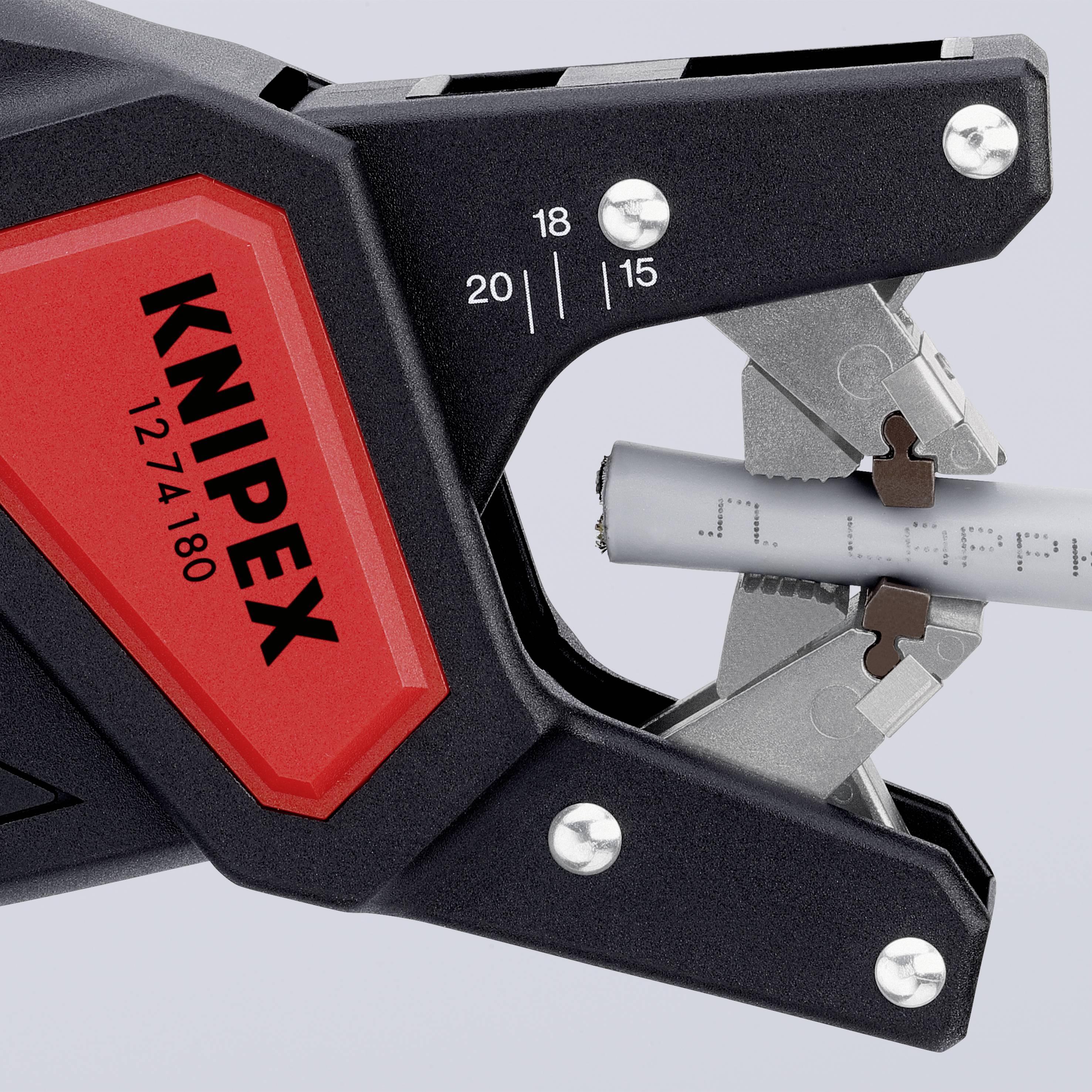 Coupe-câbles professionnel KNIPEX, modèle 1274180, sertissant un câble gris. Chiffres 15, 18, 20 visibles sur l'échelle.