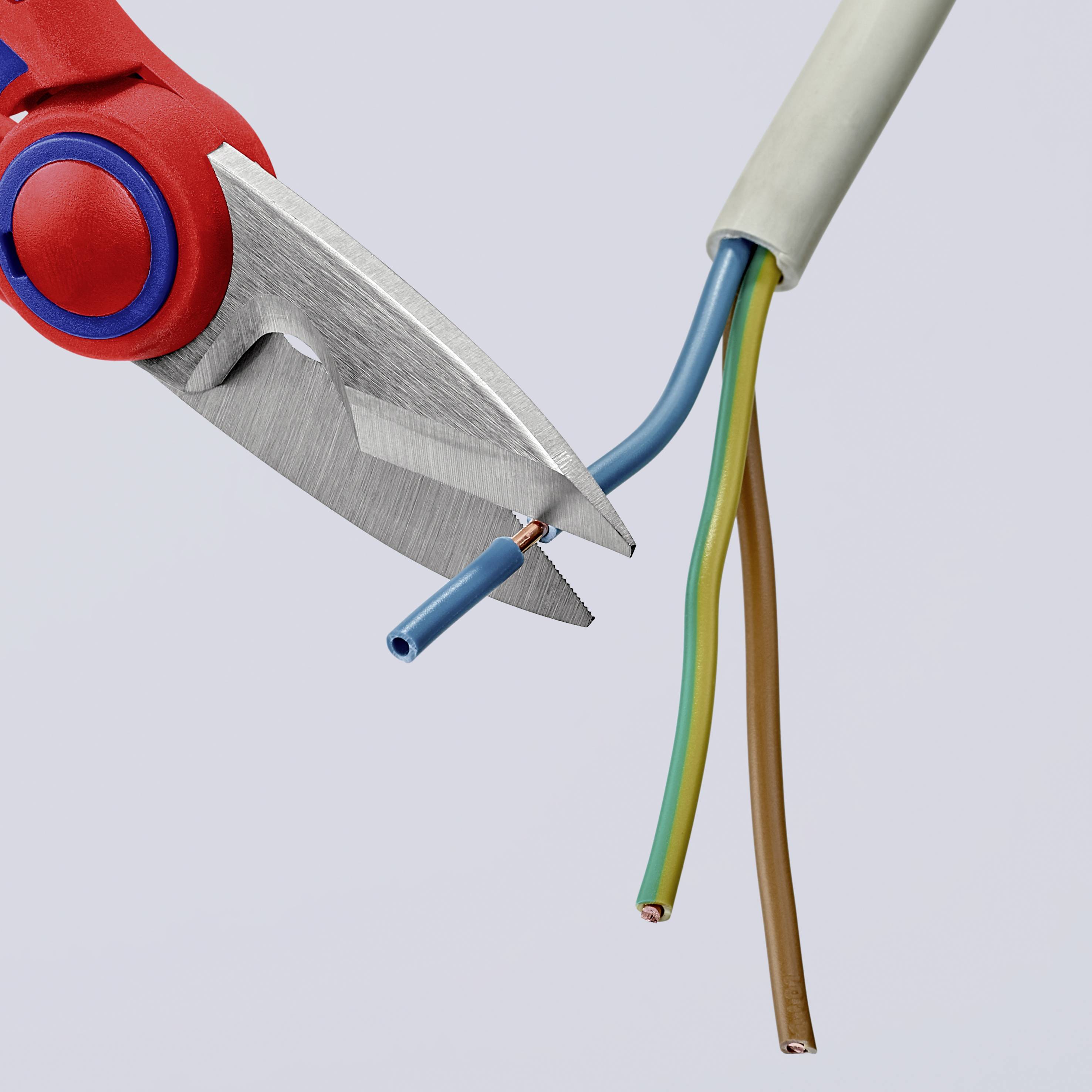 Un coupe-câble à poignée rouge coupe un câble présentant plusieurs fils dans sa section transversale.