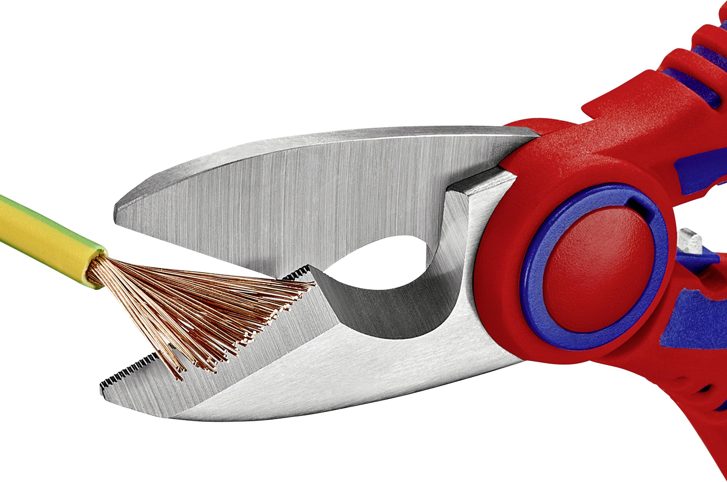 Gros plan d'un coupe-câbles coupant un câble multibrins.