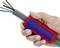 Une main tient un dénudeur de câbles Knipex, qui s'apprête à dénuder un câble multiconducteur.
