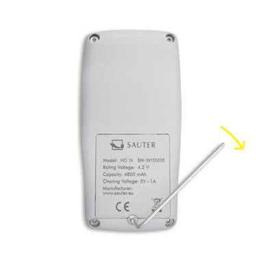 Dos d'un appareil Sauter avec plaque signalétique : Modèle 'HO 1K', tension 4,2 V, capacité 4800 mAh. Un fil blanc pointe vers la droite.