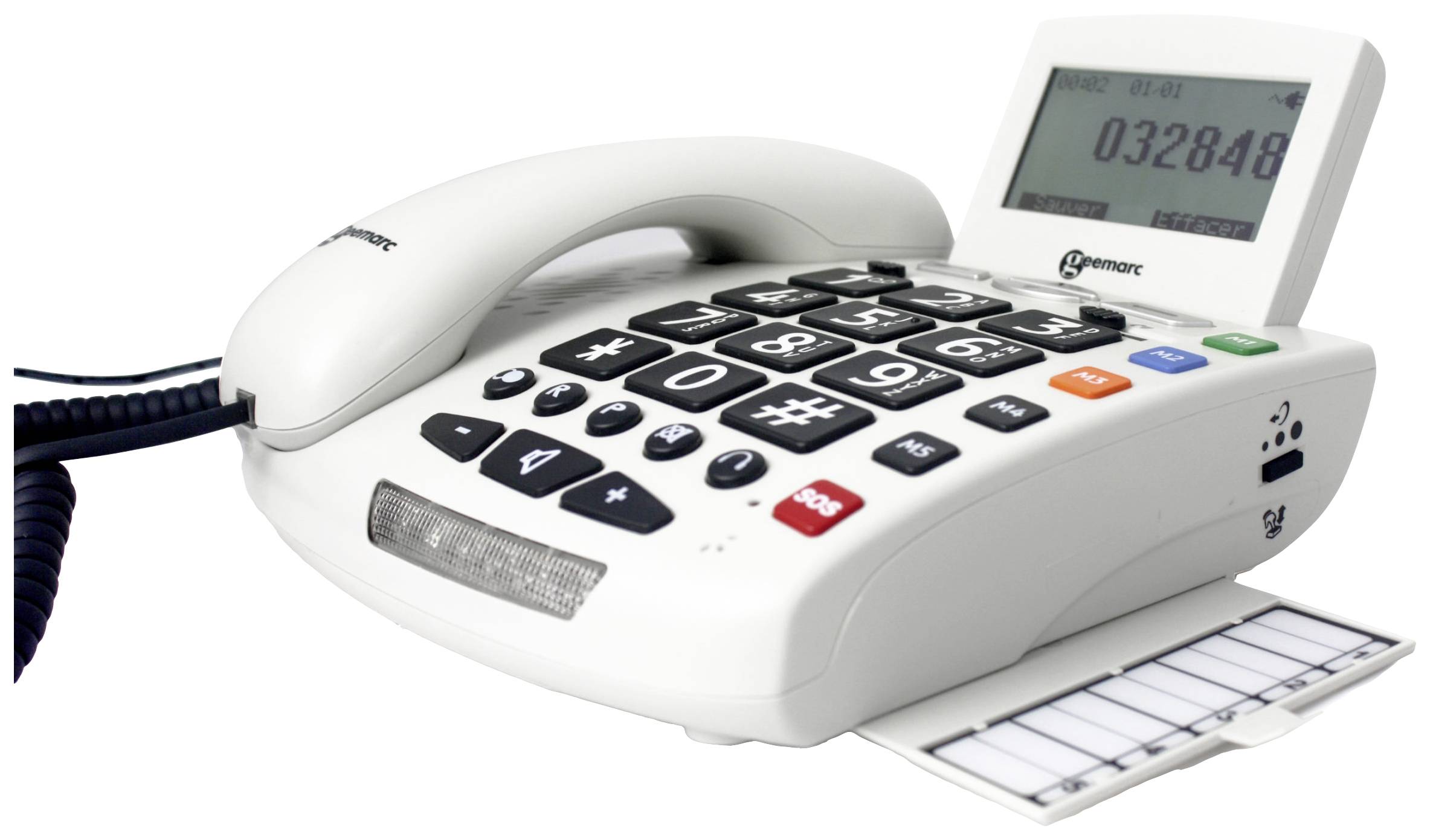 Un téléphone blanc et grand avec un clavier et un affichage numérique montre le numéro '032848'. Touches larges pour une utilisation facile.