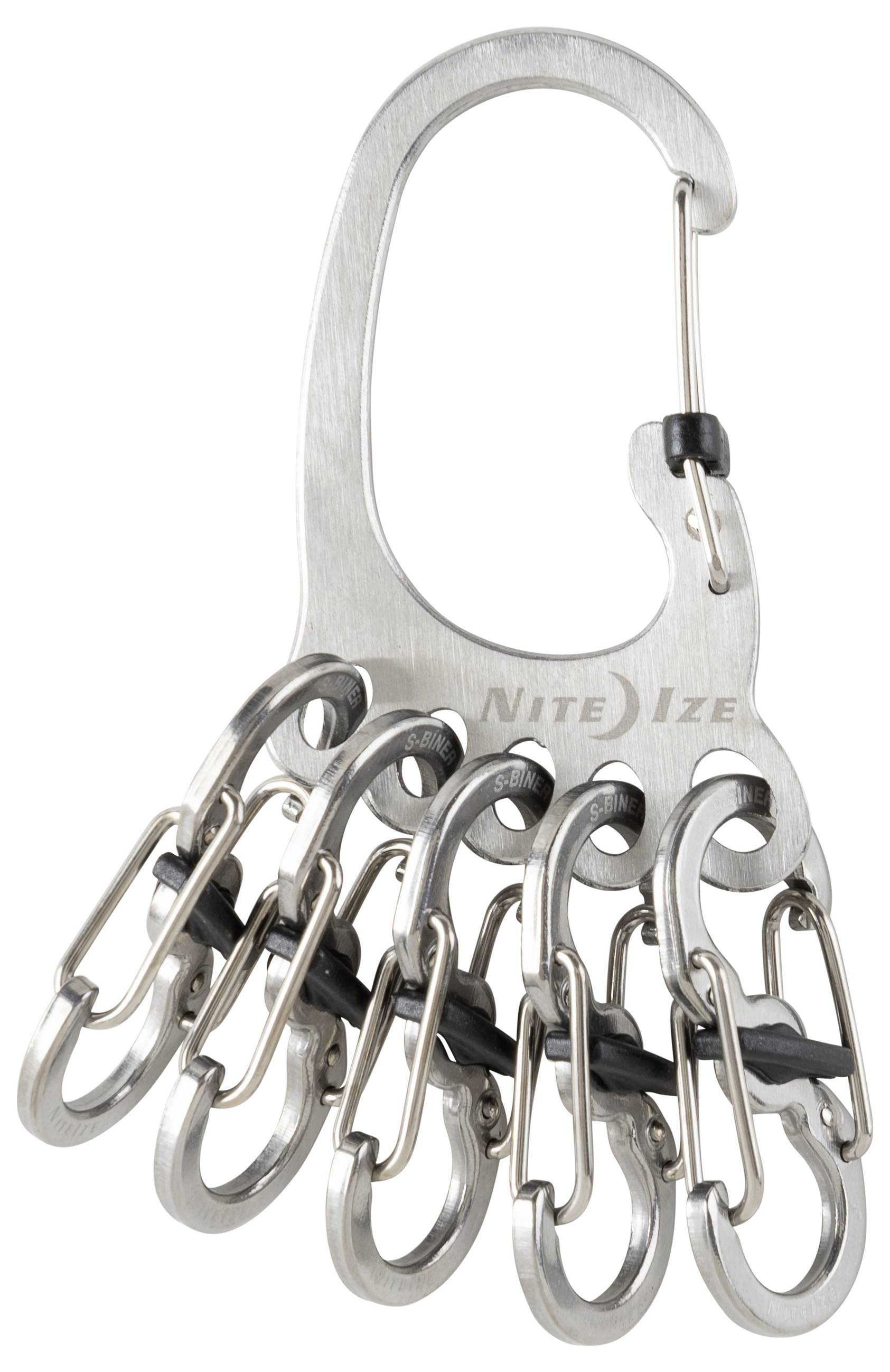 Un mousqueton métallique présente plusieurs petits anneaux porte-clés attachés, conçu pour organiser les clés. Le nom de marque 'Nite Ize' est gravé dessus.