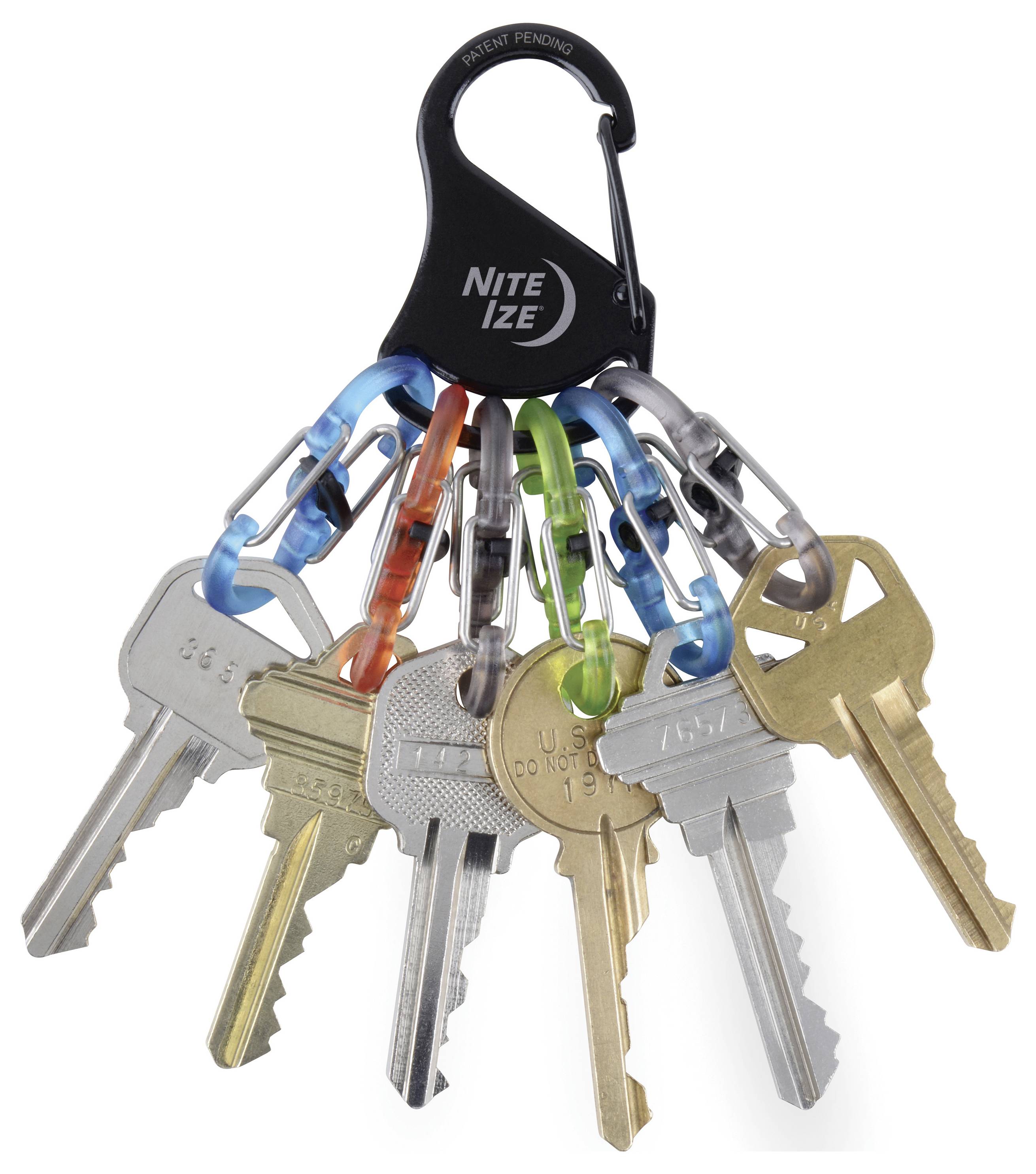 Un mousqueton noir portant l'étiquette « Nite Ize » retient six clés, chacune attachée par de petits mousquetons colorés, témoignant d'une organisation et d'une utilité pratiques.